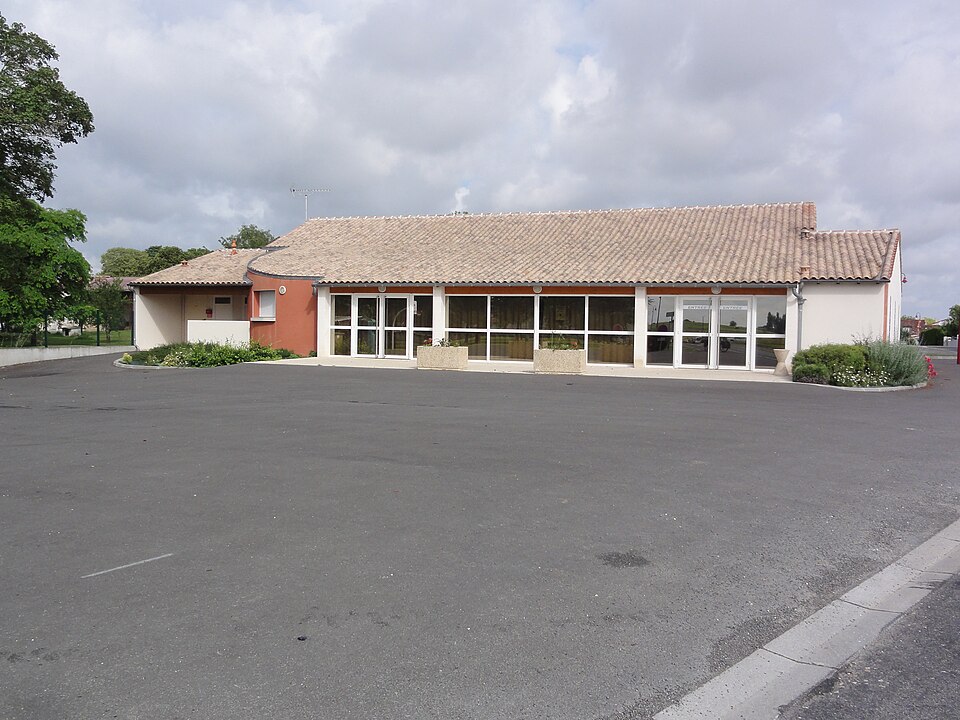 Salle des fêtes et extérieur, Saint-Léger